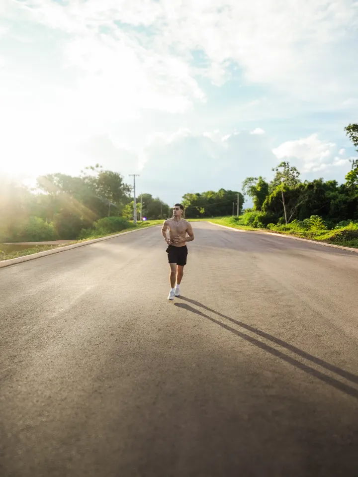 Heric correndo em uma estrada ao pôr do sol